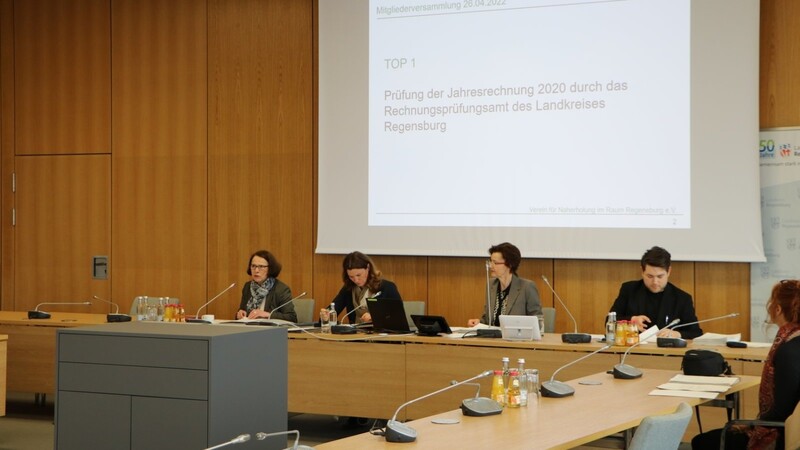 Elisabeth Sojer-Falter (Dritte von links) berichtete über die Projekte und Finanzen des VfN.