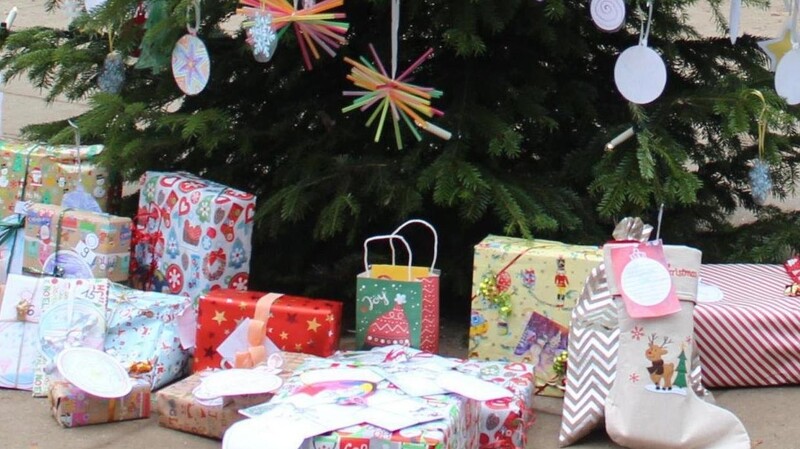 Liebevoll verpackte Geschenke gab es kurz vor Weihnachten für die Buben und Mädchen am SFZ.