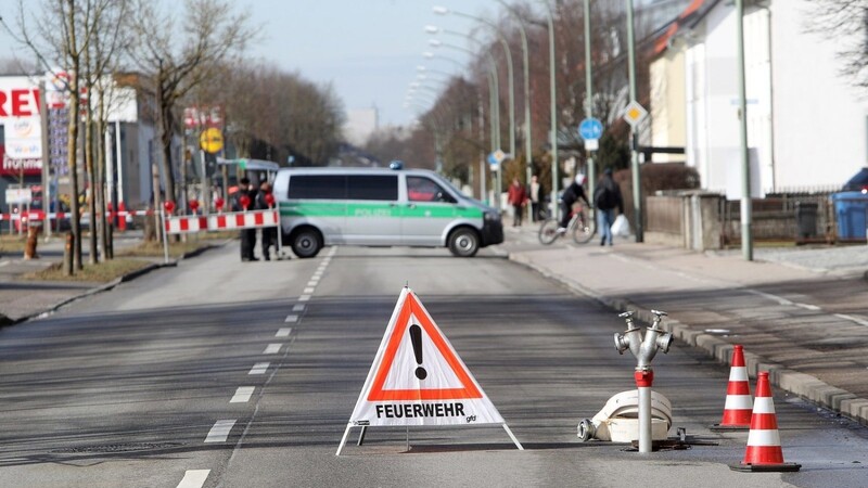 Etwa 60 Anwohner mussten am Freitagmorgen in der Oberndorferstraße in Landshut evakuiert werden. Am Vortag wurden dort bei Bauarbeiten 30 Gasflaschen gefunden, die nun vom Kampfmittelräumdienst fachgerecht beseitigt werden müssen.