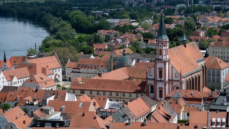 Karmelitenkirche und Kloster - seit 2018 im Besitz des Freistaats Bayern. Das Staatliche Hochbauamt geht davon aus, dass frühestens in drei Jahren mit Umbau und Sanierung begonnen werden kann.