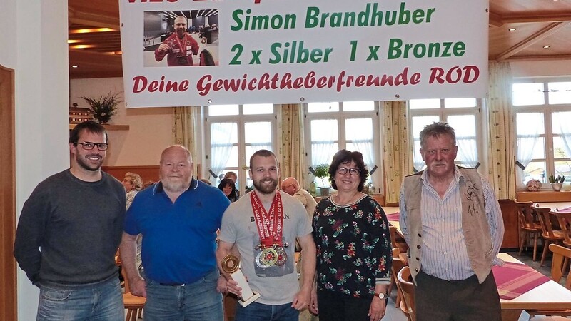 Abteilungsleiter Matthias Hecht links und Oberfan Richy Stauß gratulierten Simon Brandhuber und seinen Eltern zu dem großen Erfolg.
