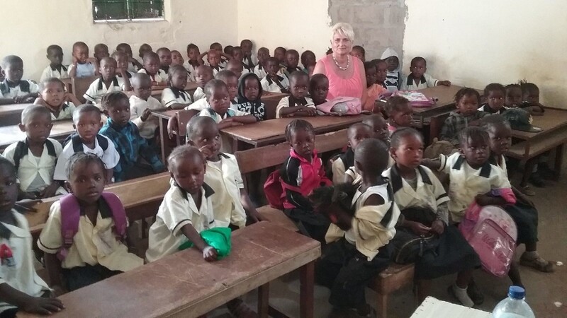 Bettina Schmidt aus Ergolding bei ihrem ersten Aufenthalt in Gambia 2015. Hier besuchte sie eine Vorschule in Serekunda.