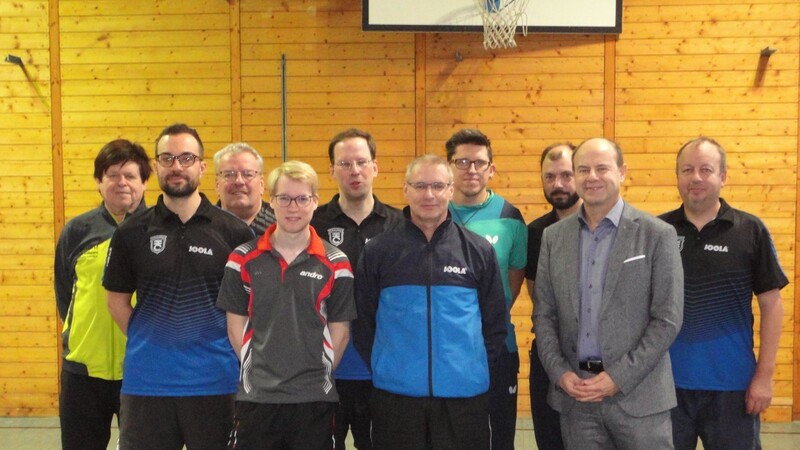 Die Spieler des TTC Straubing gemeinsam mit Organisator Willi Lippe (3.v.l.), Vorsitzendem Florian Stögmüller (5.v.l.) und Leitendem Regierungsdirektor Hans Amannsberger (2.v.r.).