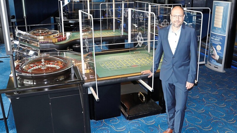 Der neue Spielbankchef Andreas Weigert vor dem mit Glaswänden eingefassten Roulettetisch im Großen Spiel: Der 53-jährige Burglengenfelder leitet seit 1. März das Bayerwald-Casino.