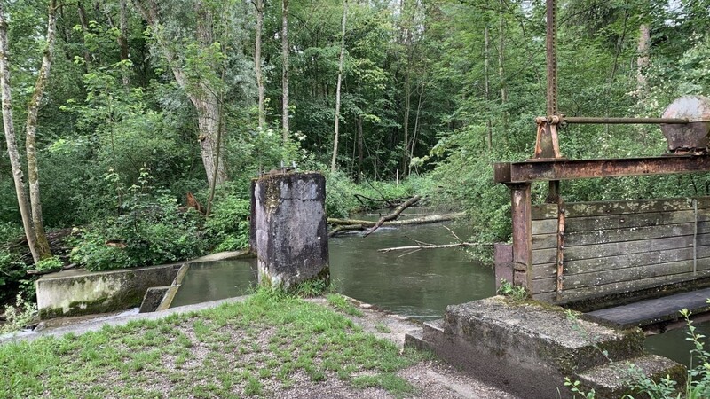 Ein altes Wehr und künstliche Wasserfälle am Mühlbach.