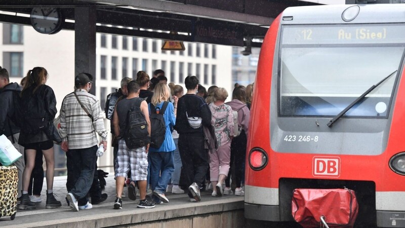 Bahnfahrer drängen sich am Deuter Bahnhof in Köln in einen Regionalzug.