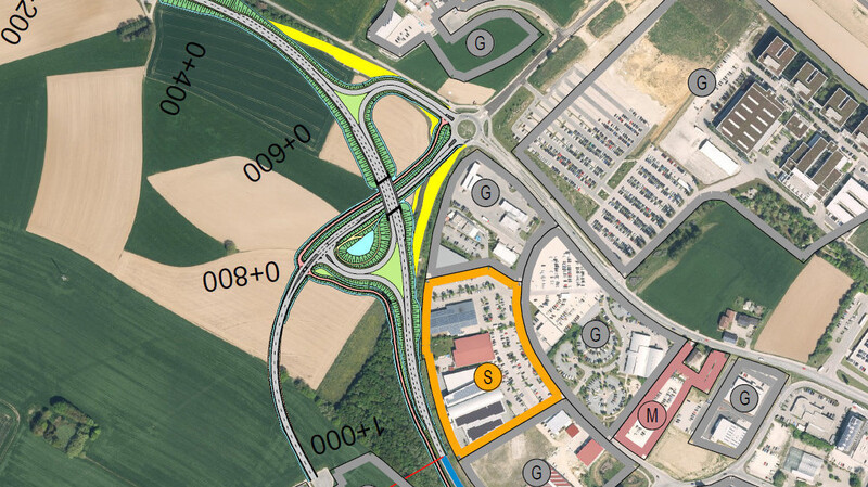 Die im Rat vorgestellte Planung: Die B 299 verläuft über eine Brücke, die dem Gelände angepasst wird. Darunter ist die neue Anbindung ans Gewerbegebiet. Die gelb markierten Flächen werden zurückgebaut. Das hellblaue Regenrückhaltebecken ist der tiefste Geländepunkt.