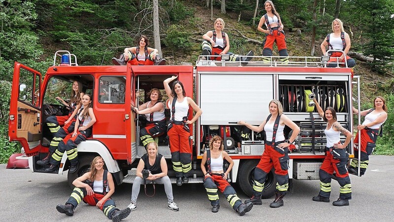 Claudia Röhrl (sitzend, 2. von links) und die Damenlöschgruppe der Feuerwehr Bach machten Fotoaufnahmen für einen Kalender.