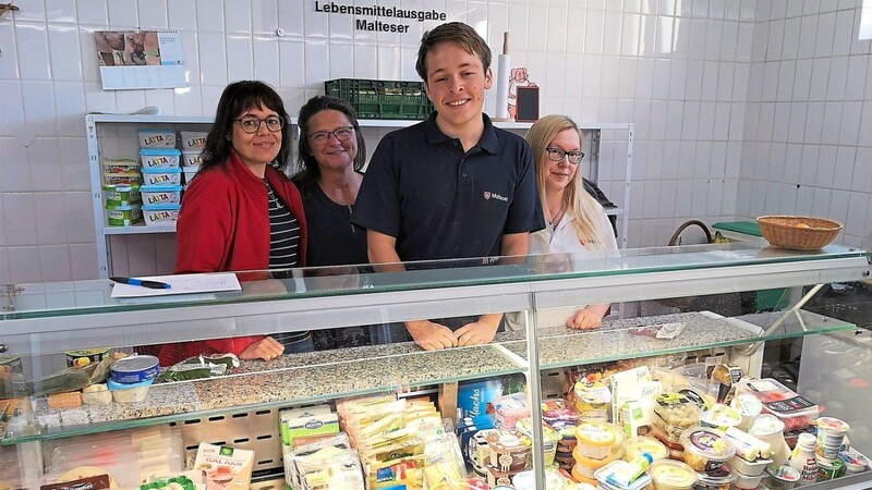 Andrea Schönberger (links) mit einem Teil der Helfer, die Waren für die Lebensmittelausgabe "Gestriges Brot und mehr..." sortieren.
