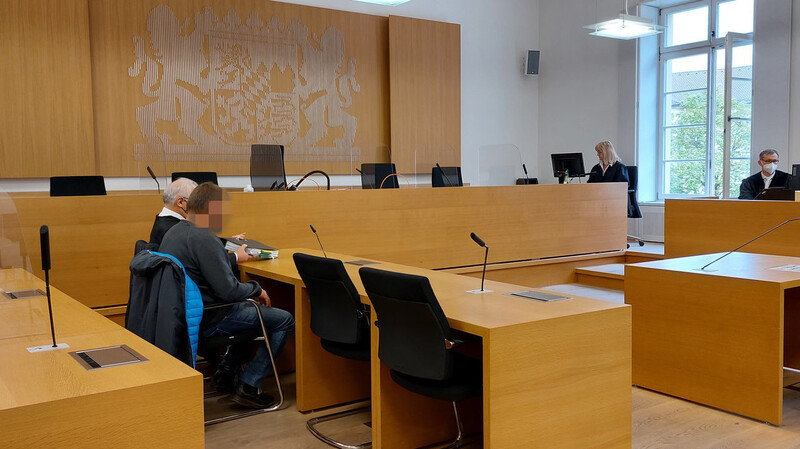 Der angeklagte Motorradfahrer im Verhandlungssaal des Landgerichts Deggendorf mit seinem Verteidiger. (Archivfoto)