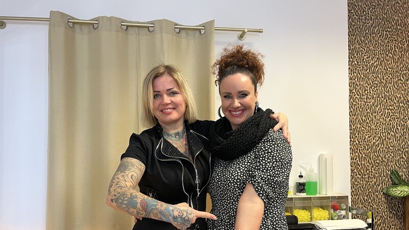 Sina Frohnholzer (links) und Nicole Herwig (rechts) zeigen überglücklich das frisch gestochene Tattoo in die Kamera.