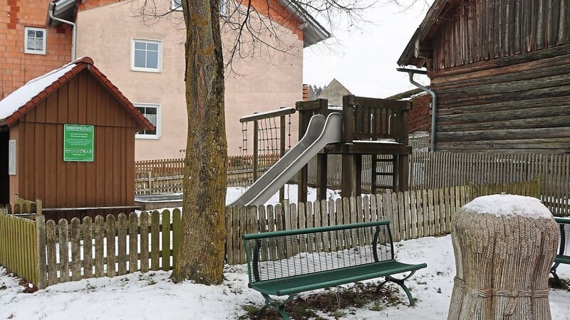 Der kleine Spielplatz in Mannsdorf erhält eine Runderneuerung. Vorgesehen sind eine bunte Spiel-Kletter-Kombination, ein Wipptier, eine Vogelnestschaukel und Balancierstangen. Zum Dorfbrunnen soll der Spielplatz geöffnet werden, um einen Kommunikationspunkt zu schaffen.