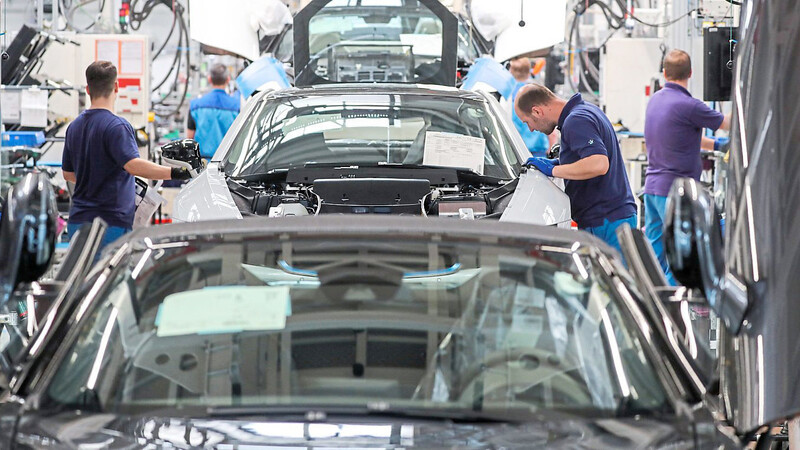 Der Premiumautobauer BMW ist der einzige deutsche Hersteller, der im zweiten Quartal mehr Fahrzeuge als vor einem Jahr verkauft hat.