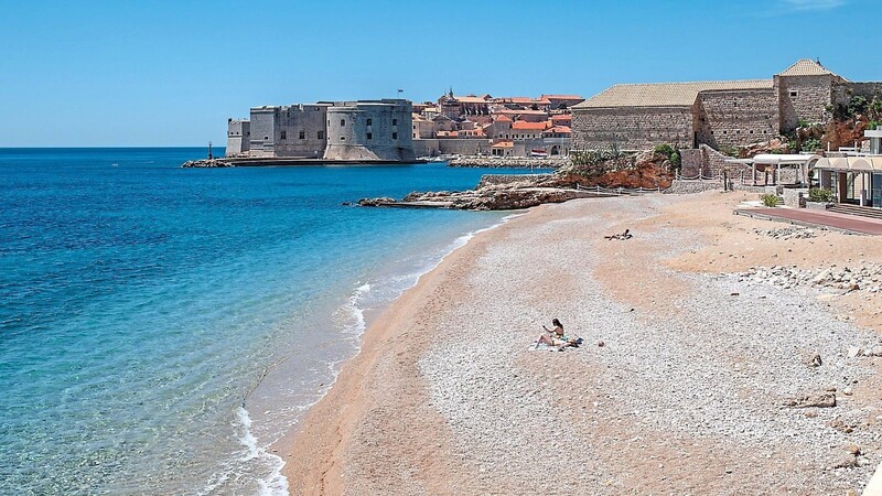 Ein Strand in Dubrovnik. Mit seinen vielen Buchten und Inseln ist Kroatien bei deutschen Urlaubern beliebt.