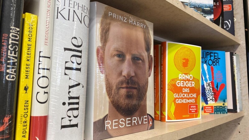 In der Buchhandlung Beer warten Harrys Memoiren noch auf einen Besitzer.