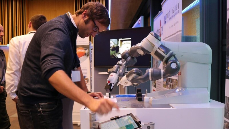 Andreas Klemm von der Rundinger Firma Mühlbauer programmiert den Roboter Yumi. Dieser ist in der Lage, mit Menschen zu kooperieren.