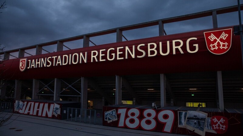 Das Jahnstadion in Regensburg. Hier hat es am Wochenende im Bereich der Toilettencontainer gebrannt.