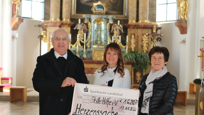 Michaela Kruppa (Mitte) und Pfarrer Schober überreichten an Petra Dreier von der "Stillen Hilfe" den Spendenscheck.