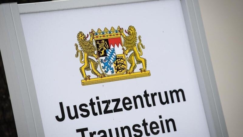 Ein Schild mit der Aufschrift "Justizzentrum Traunstein". (Archivbild)