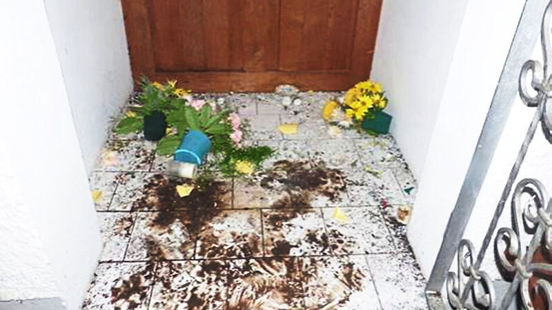 Unbekannte wüteten in einer Kapelle in Plattling, zerbrachen Blumentöpfe und Vasen.