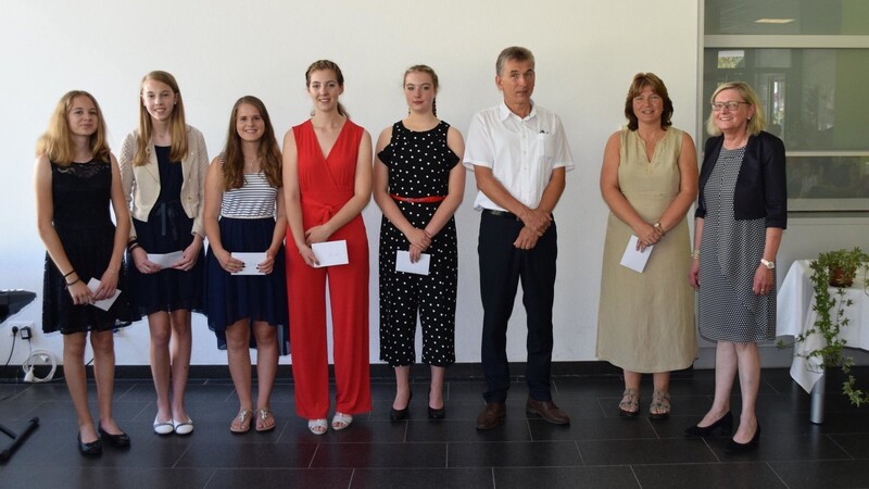 Für besonderes Engagement erhalten diese Schülerin den Ludwig-Erhard-Förderpreis. Außerdem: Lehrerin Manuela Hiob (zweite von rechts). Dankeschön sagte Elternbeiratsvorsitzender Konrad Reitmeier (dritte von rechts).