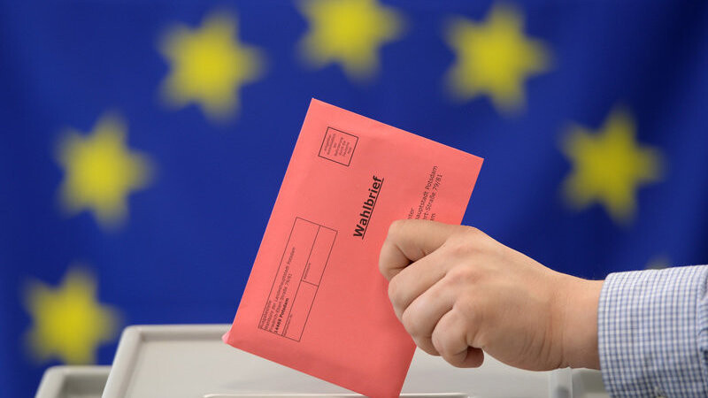 Eine Stimmabgabe für das Europäische Parlament (gestellte Szene). So viele Menschen im Norden wie noch nie dürfen am Sonntag das EU-Parlament mitwählen.