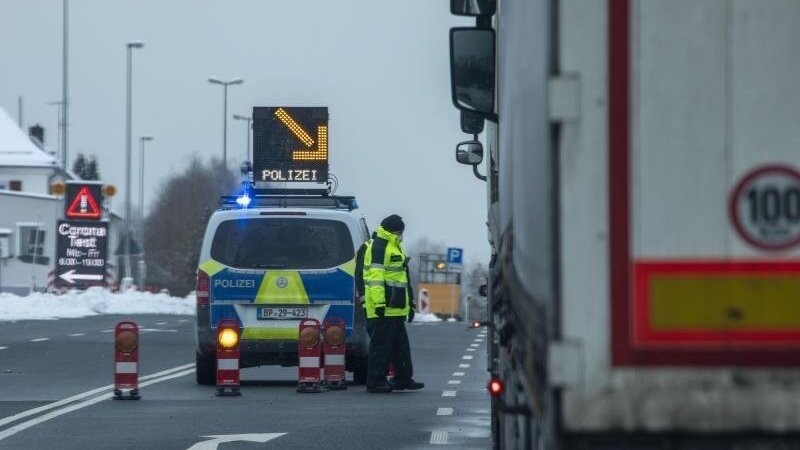 Die Polizei kontrolliert am Grenzübergang Autofahrer, die aus Tschechien kommen. Foto: Bernd März/dpa-Zentralbild/dpa/Archivbild