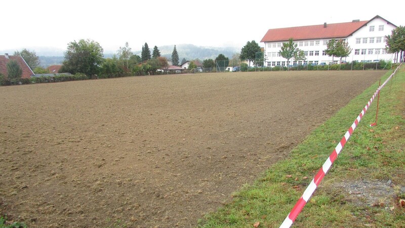 Nur das Schulgebäude im Hintergrund deutet darauf hin, dass es sich bei der abgesperrten Fläche um den Schulsportplatz handelt.