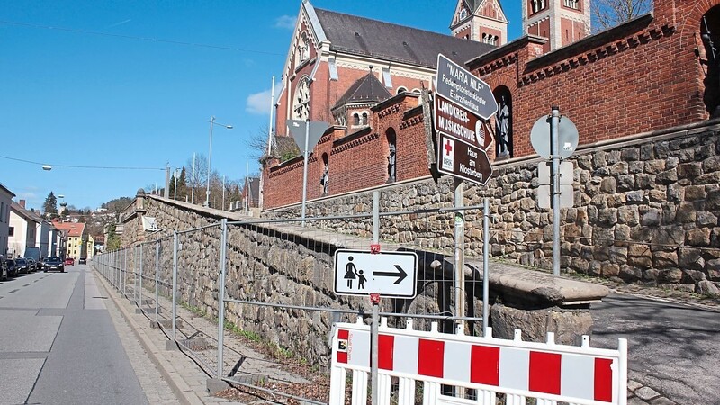 Zwei Jahre lang war der Gehweg an der Ludwigstraße in Cham gesperrt. Am Montag startet die Sanierung der Klostermauer.