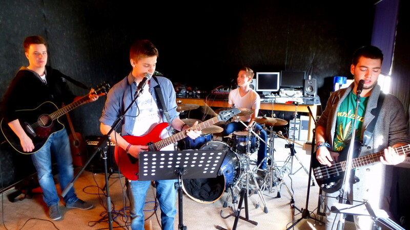 Einmal pro Woche proben Alex, Basti, Sebastian und Dominic (von links) von der Band "The Midnight Infinity Project".