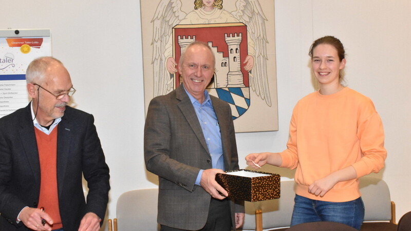 Bei der Ziehung der Gewinnzahlen: Glücksfee Marina Reinhold, Bürgermeister Josef Reff und Ziehungsleiter Wolfgang Grubwinkler (von rechts).