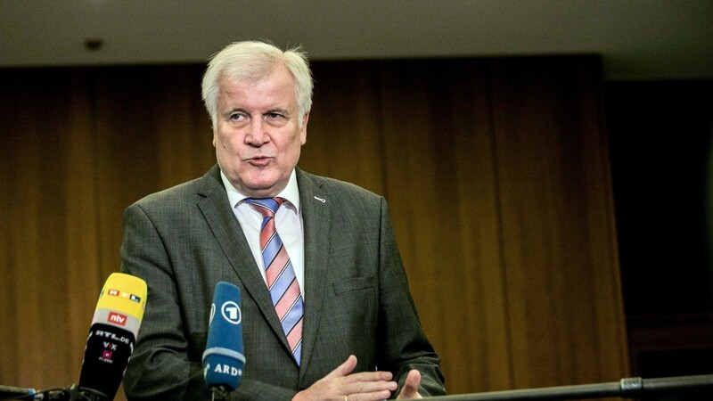 Die AfD hat Bundesinnenminister Horst Seehofer (CSU) wegen einer kritischen Äußerung über die Partei auf der Website seines Ministeriums verklagt. Am Dienstag verkündet das Bundesverfassungsgericht sein Urteil dazu.