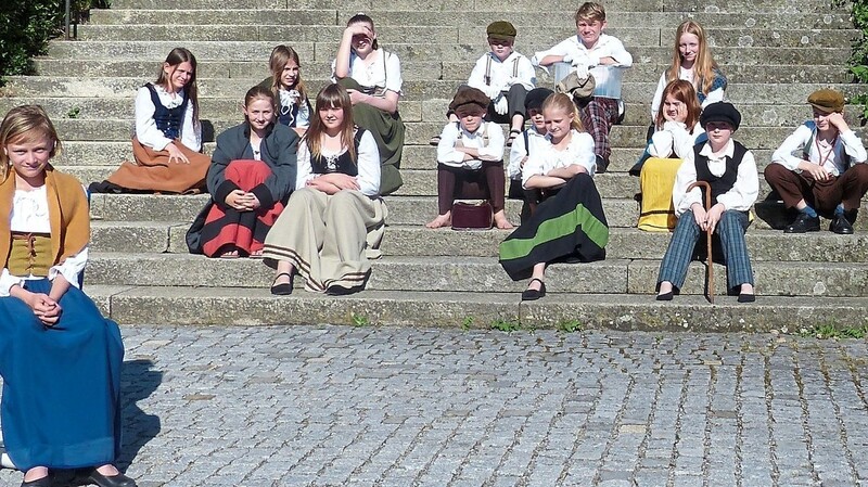 Gespannt warten die Kinder und Jugendlichen - erstmals in Kostümen - auf ihren Einsatz bei einer Probe am Originalschauplatz.