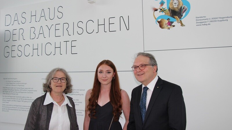 Dr. Hermann Reidel, ehemaliger Leiter der Museen der Diözese Regensburg, mit seiner Tochter und Dr. Regina Hanemann, Leiterin des Historischen Museums Bamberg.