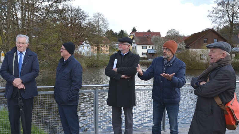 Architekt Josef Garnhartner (Vierter von links) erklärt das Georgsplatzprojekt.
