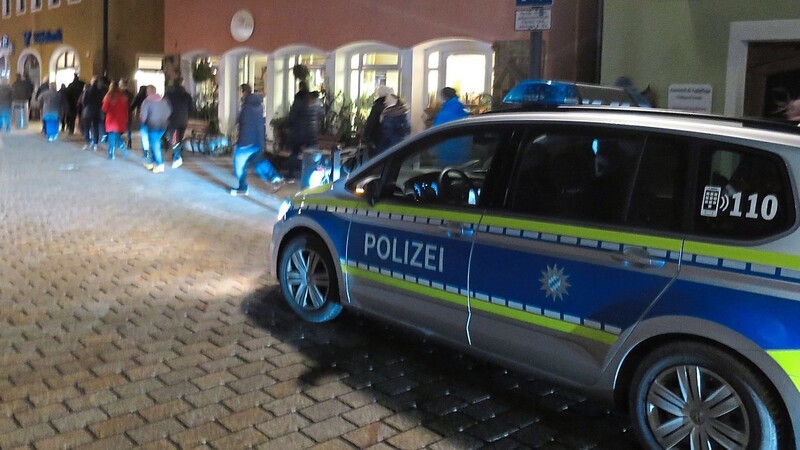 Die Polizei begleitete den "Spaziergang" im Auto und schaute, ob die Auflagen eingehalten wurden.