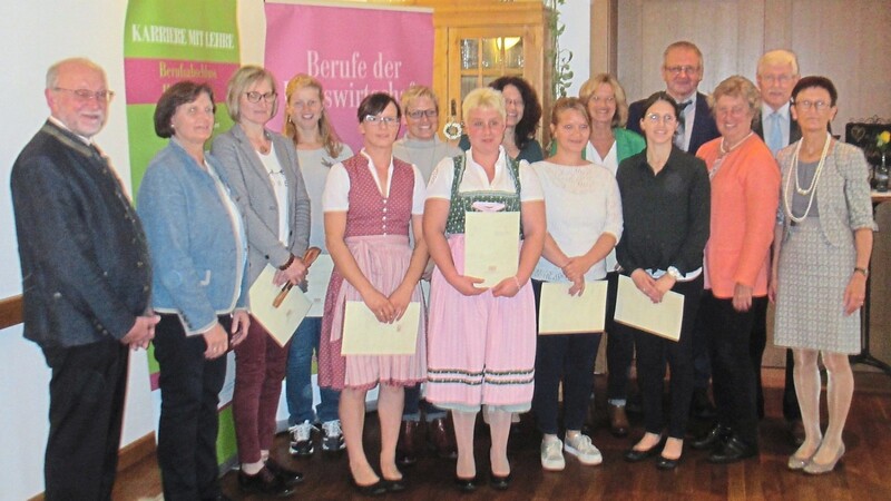 Die Absolventinnen aus dem Landkreis Cham erhielten Urkunden: Beste war Monika Bücherl aus Schönthal (Dritte von links). Zur bestandenen Ausbildung gratulierten die Ehrengäste.