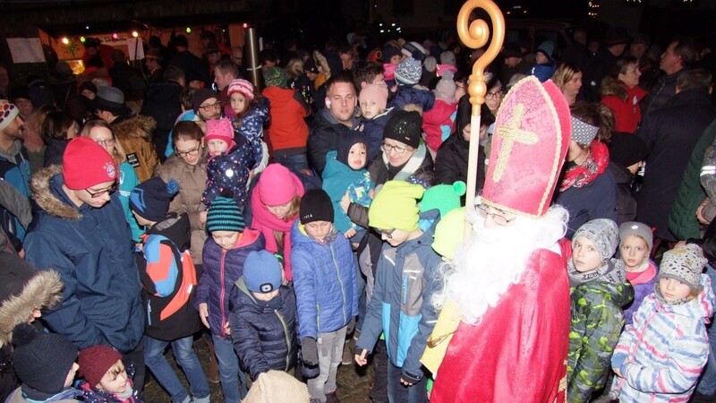 Nach lobenden und mahnenden Worten vom Nikolaus verteilte der Krampus Süßigkeiten an die wartenden Kinder.