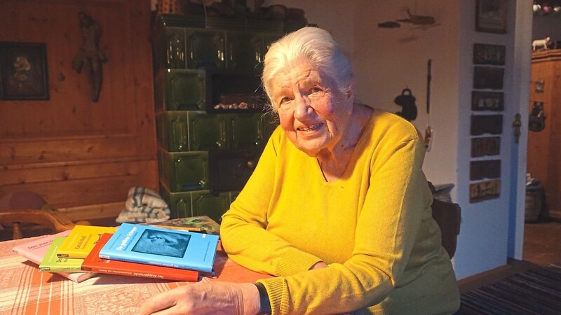 Erika Eichenseer ist bis heute umtriebig. Zur Ruhe findet die 88-Jährige in ihrer gemütlichen Bauernstube.