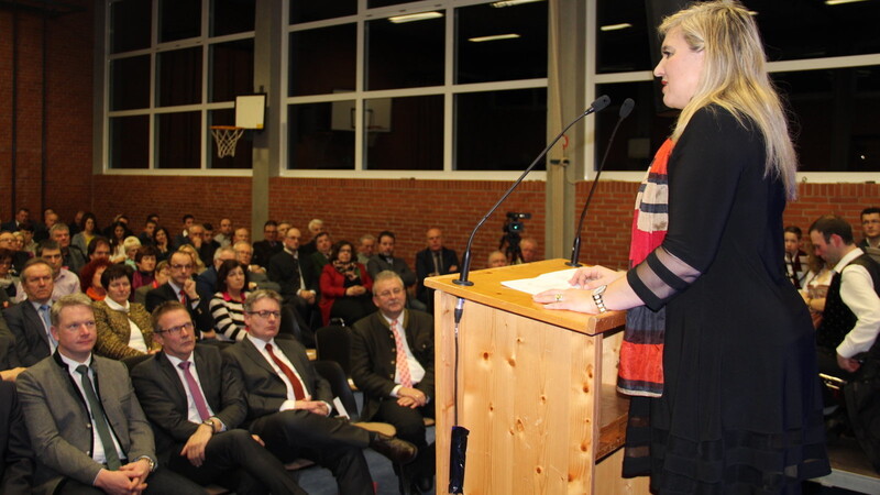 Die bayerische Gesundheits- und Pflegeministerin Melanie Huml sprach beim CSU Neujahrsempfang vor rund 200 Gästen über Anreize, die die Staatsregierung setzen möchte, damit sich mehr Ärzte auf dem Land niederlassen.