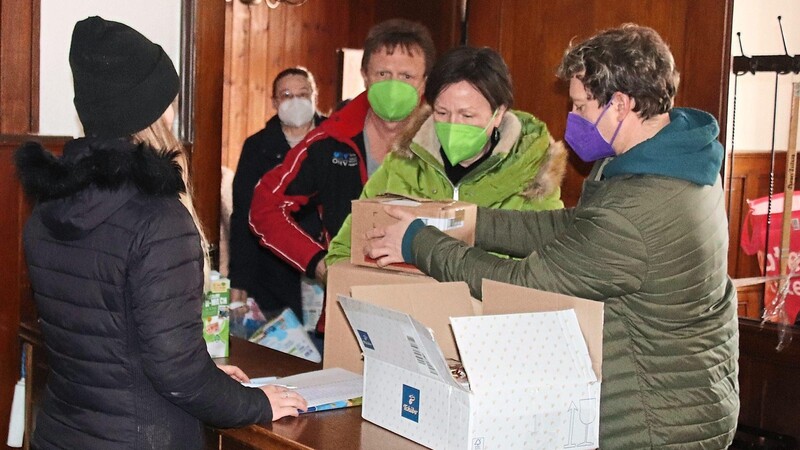 Auch Pfarrer Alexander Dyadychenko half mit, die Spenden entgegenzunehmen.