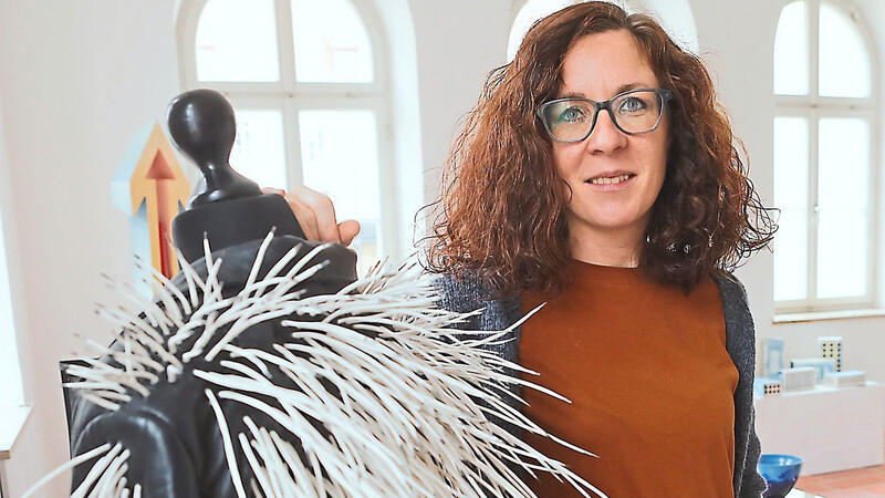 Keramik zum Anziehen? Auch das ist möglich: Schulleiterin Veronika Märkl mit einer stachelbesetzten Kreation aus der Ausstellung "Cerami-c-outure".