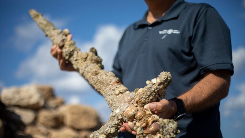 Jacob Sharvit, Direktor der Abteilung für Meeresarchäologie der israelischen Altertumsbehörde, hält ein meterlanges Schwert in der Hand, das Experten zufolge aus der Zeit der Kreuzritter stammt.
