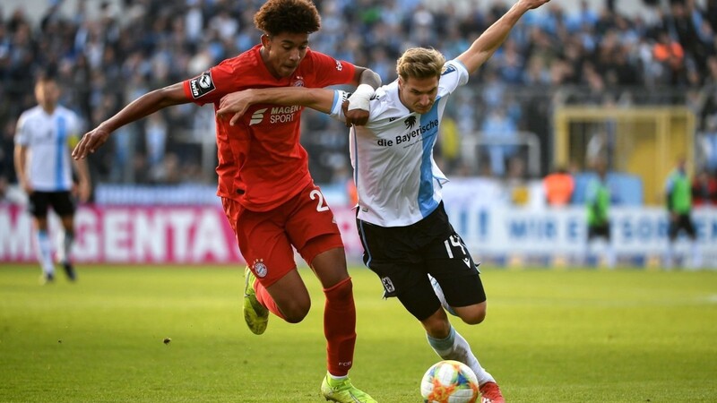 Stehen sich im Derby gegenüber: Der FC Bayern II (links Christopher Richards) und die "Löwen" um Dennis Dressel.