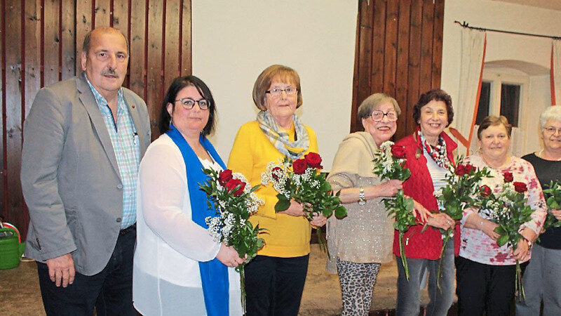 Einige der für langjährige Treue ausgezeichneten Frauen mit (von links) Bürgermeister Johann Sykora, Vorsitzender Elke Schub und ihrer Stellvertreterin Elke Schießl (rechts).