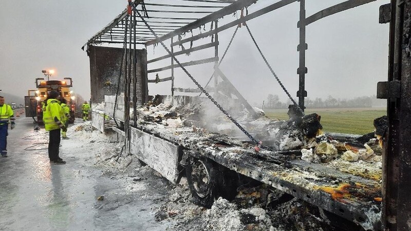 Der Auflieger eines Lastwagens ist auf der A94 bei Malching ausgebrannt.