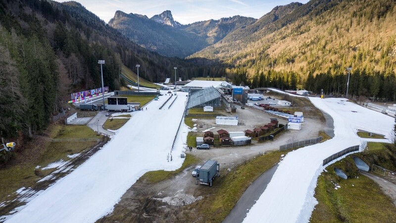 Weißes Band im grünen Chiemgau: Der Biathlon-Weltcup findet dank "Snow Farming" statt.