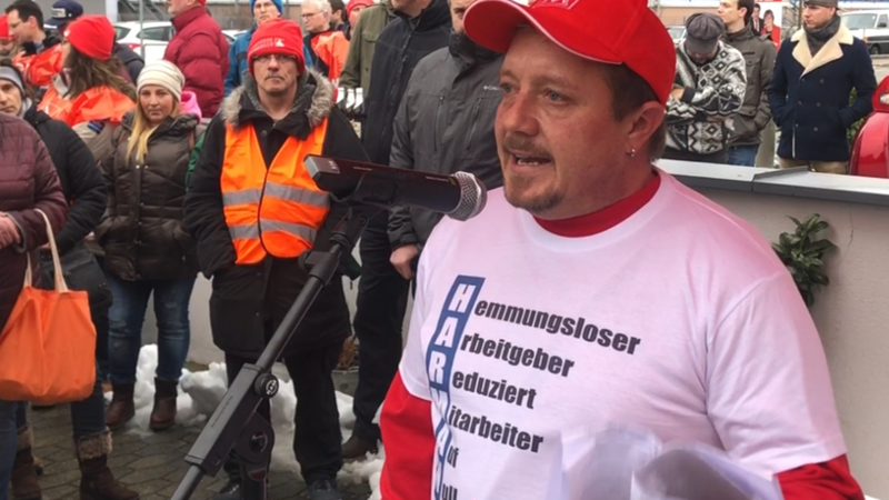 "Harman bleibt!", skandierten die Demonstranten um Thomas Hegewald. Der Betriebsratsvorsitzende erhielt viel Lob für seinen Einsatz und den seiner Betriebsratskollegen.
