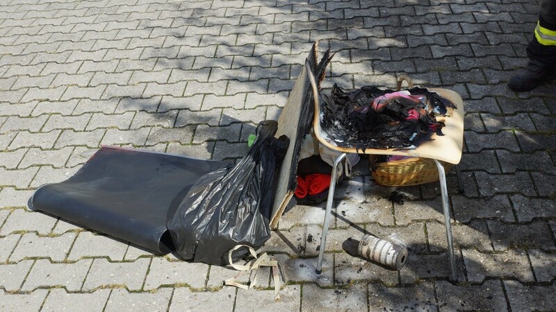 Einen Stuhl, auf dem der Brand mutmaßlich seinen Ausgang genommen hatte, wurde von der FFW Alteglofsheim ins Freie gebracht.