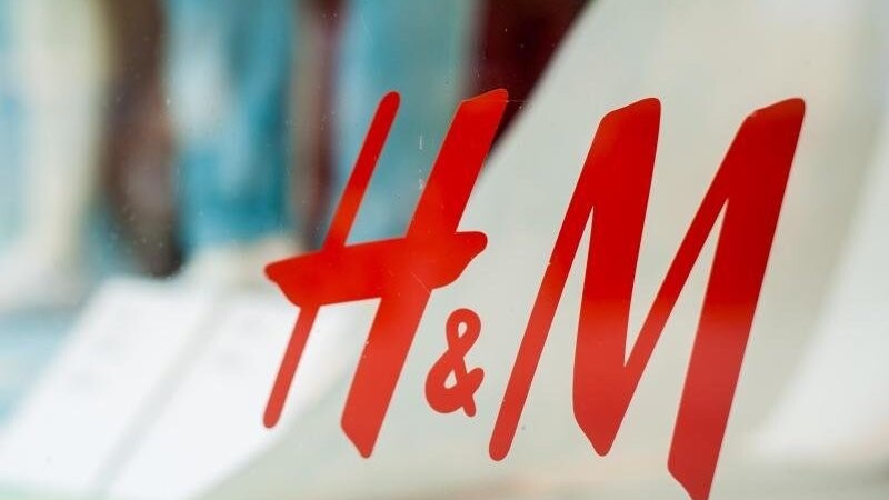 H&M soll eine Millionenstrafe zahlen. (Symbolbild)
